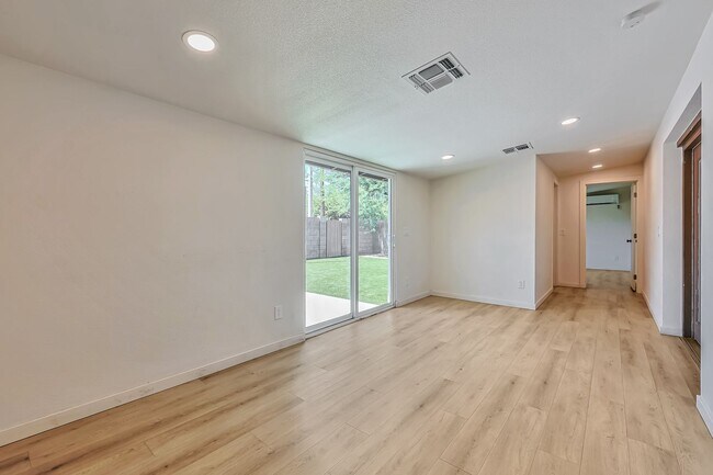Building Photo - 727 E Vista Del Cerro Dr