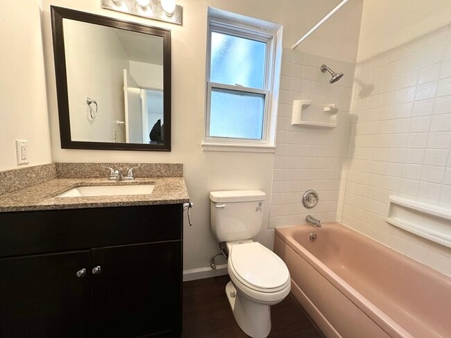 Building Photo - Charming cottage style unit located in Sacramento!