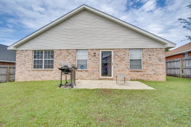 Building Photo - Available now – 3BR/2BA Patio Home with Fi...