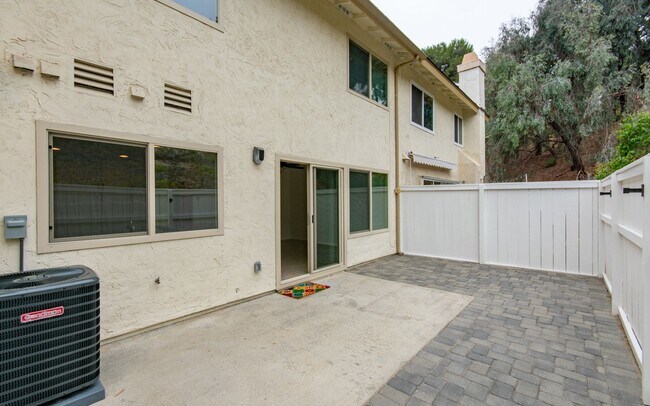 Building Photo - 3 Bedroom, 2.5 Bathroom Townhome!