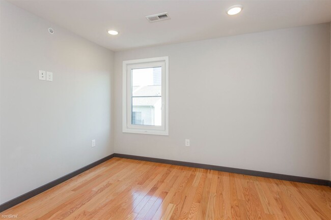 Building Photo - 2 br, 1 bath 4plex - 2541-43 MONTROSE ST U...