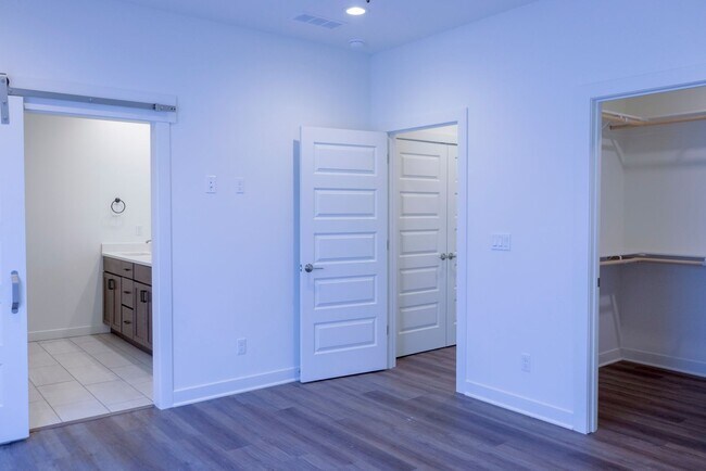 Building Photo - Gorgeous 3 Bedroom 3 Bathroom in Spring Hi...