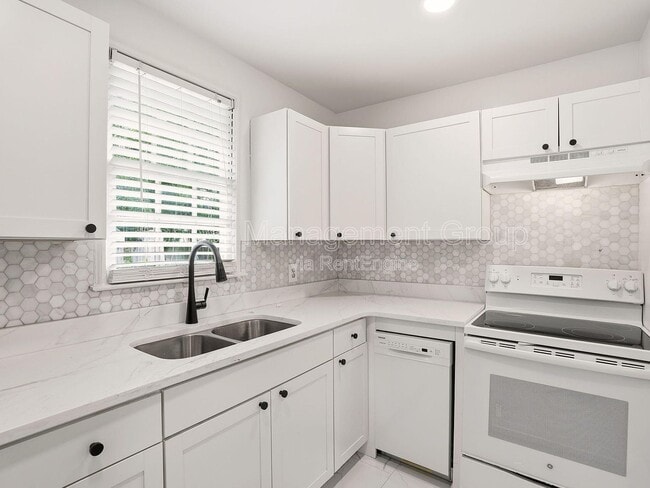 Building Photo - 4819 Boulevard Ln