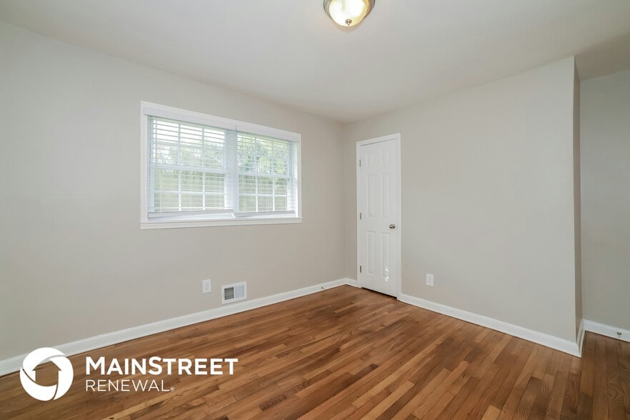 Building Photo - 3553 Highwood Dr SW