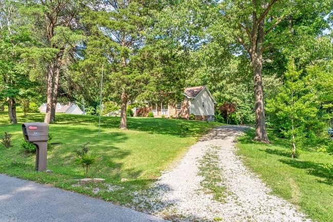 Building Photo - Pet Friendly Three Bedroom in Springfield!