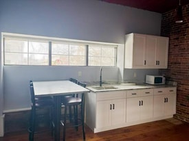 Building Photo - 923 Elm St