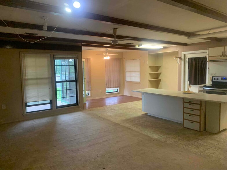 Building Photo - 600 Lakeshore Dr