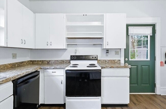 Building Photo - 612 7th Ave S