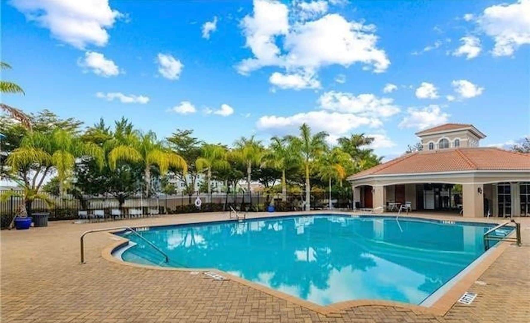 Building Photo - Townhouse with Amenities Galore: 3 BR / 2.5 Bath In The Colonnade Community