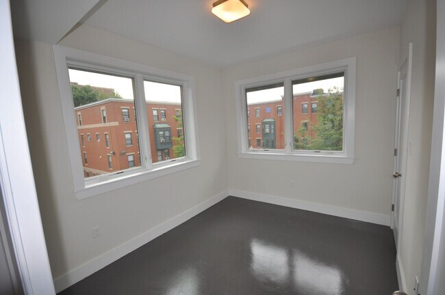 Building Photo - 2 Bedroom