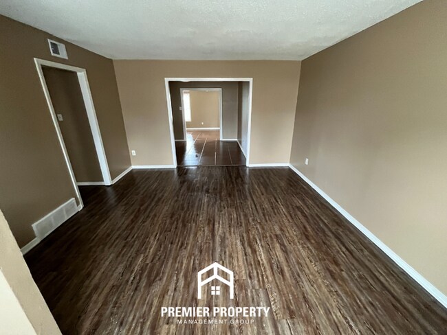 Building Photo - 3 Bedroom Home for Rent in Memphis | Formal Dining Room & Fenced Yard