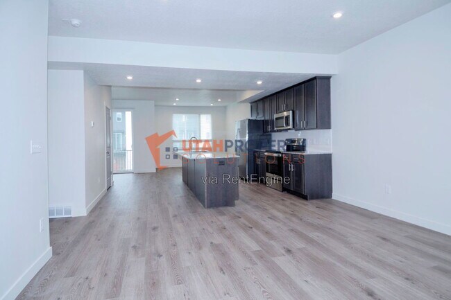 Building Photo - 1046 W 430 S