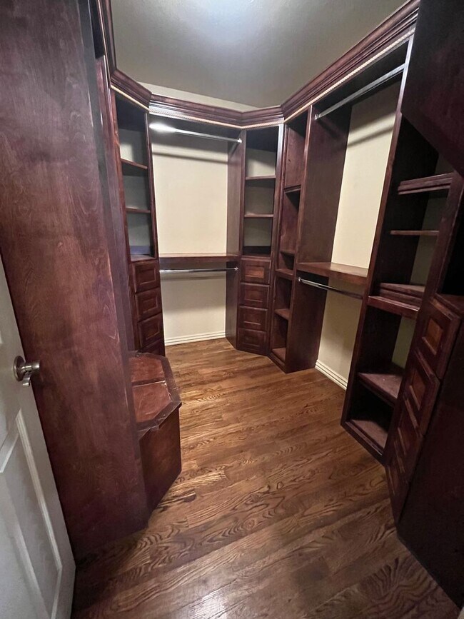 Building Photo - Bentonville 4 bedroom 3 car garage home near trails & Bentonville Square!