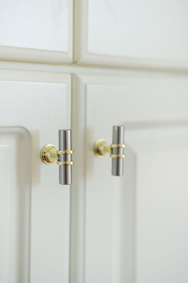 Building Photo - 5 bedroom / 2.5 bathroom Home for Rent in Valparaiso