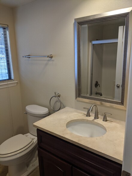 Full bathroom (down) - 614 Glorene Ave