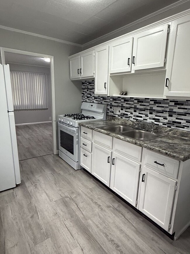 Building Photo - CUTE! Renovated 2 Bedroom, 1 Bath Home