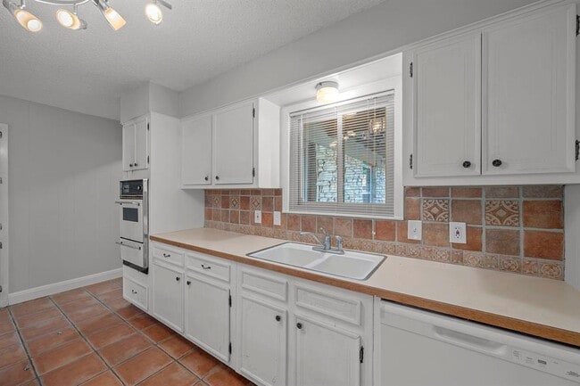 Building Photo - 3100 Whiteway Dr