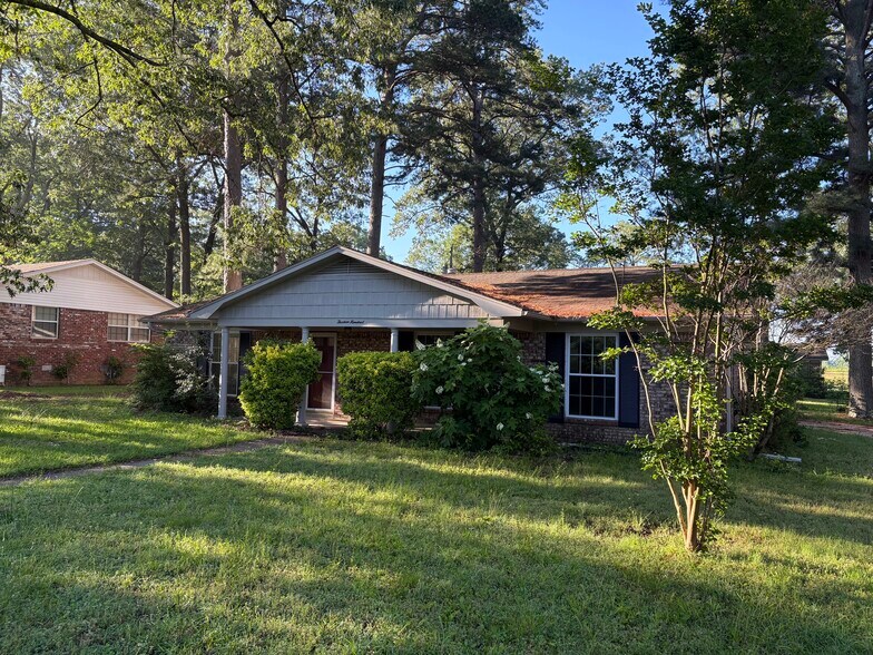 Primary Photo - 1300 Pinewood Dr