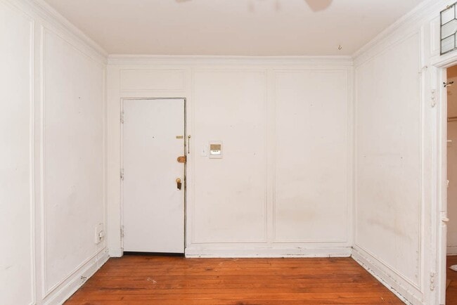 Building Photo - 4060 N Kenmore Ave