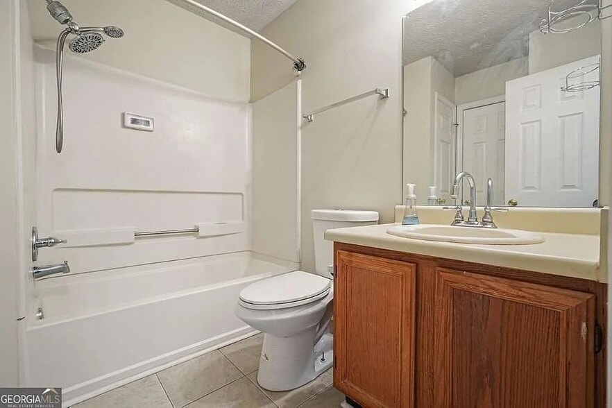 Building Photo - 6617 Meadow Green Cir
