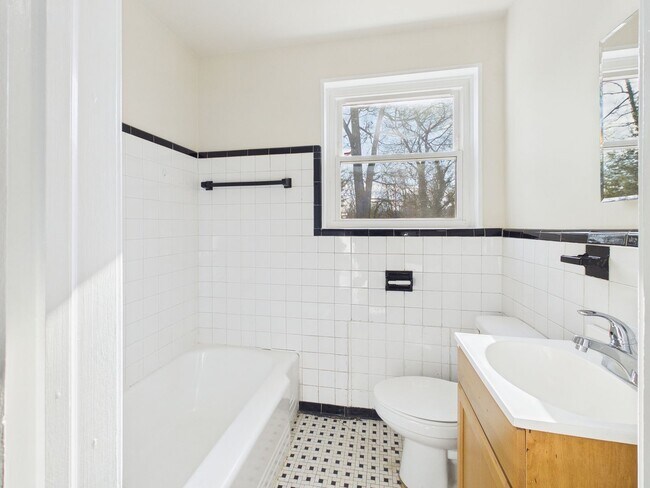 Building Photo - 1815 Powell Rd