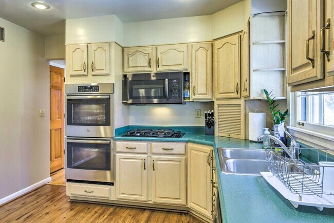 Building Photo - 1034 Clifton Hills Ave