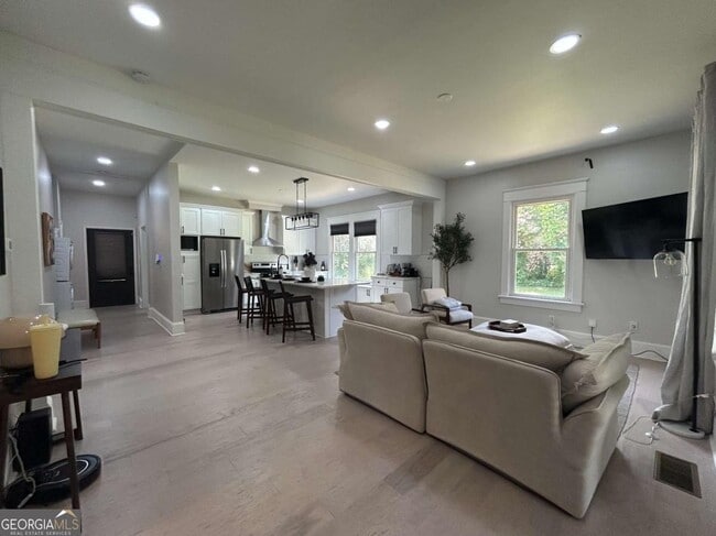Building Photo - 1701 Lanier Dr SW