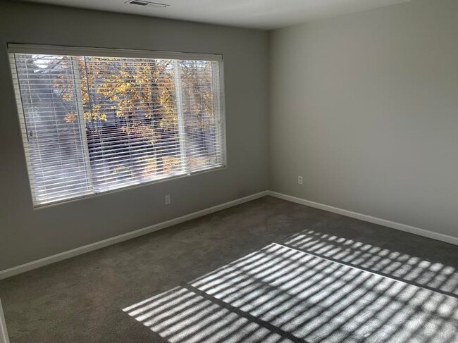 Building Photo - Hidden Creek Neighborhood Gem