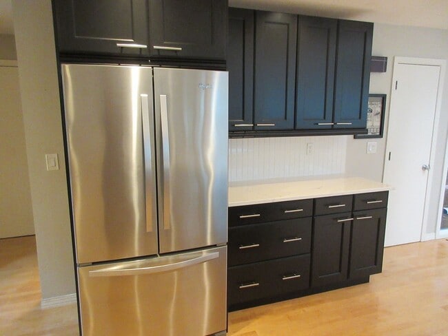 Building Photo - Beautiful Three Bedroom in the Hills of South Salem