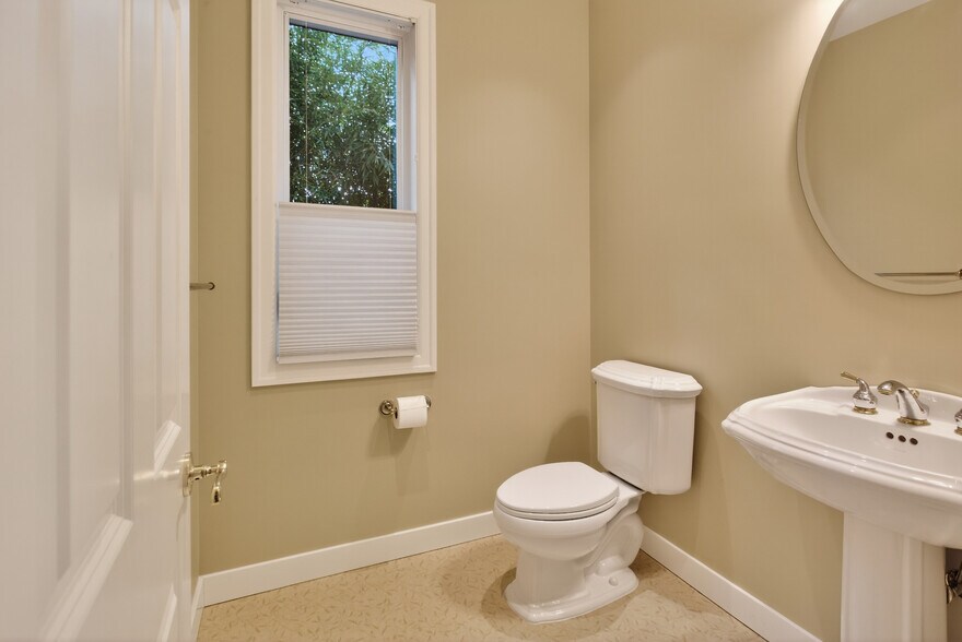 Building Photo - 1645 SE Oak Shore Ln