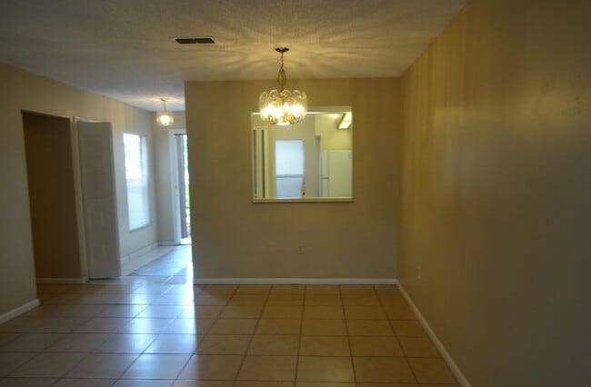 Building Photo - 1br/1ba Wimbledon Condo with Tile Floors a...