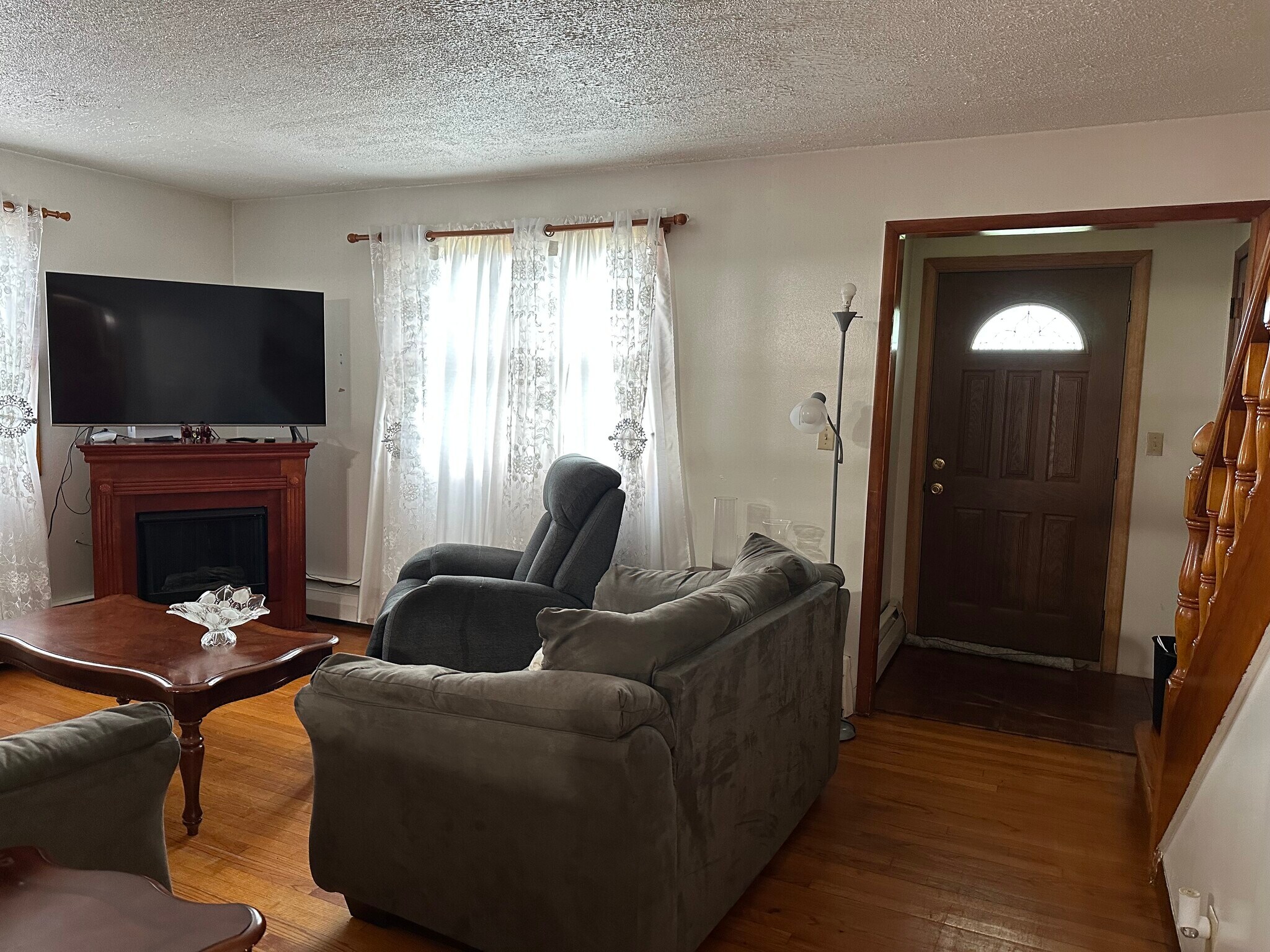 Furnished living room - 196 Market St