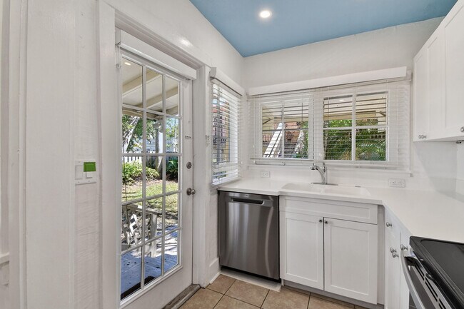 Building Photo - 208 S K St