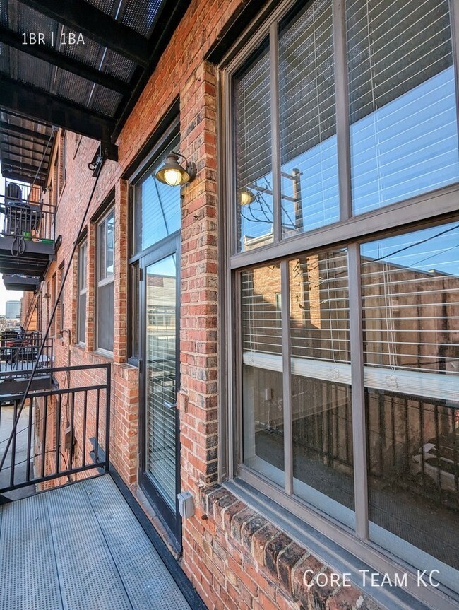 Building Photo - Loft with balcony in Crossroads