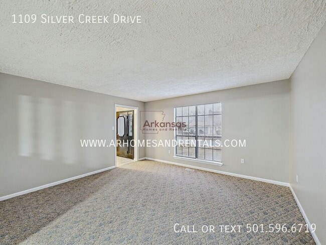 Building Photo - 1109 Silver Creek Dr