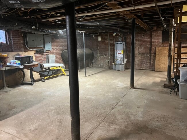 Building Photo - 815 W Johnson St