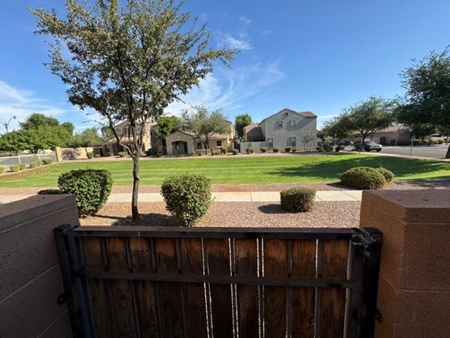 Building Photo - **STUNNING 3 BEDROOM/2.5 BATHROOM HOUSE IN LOCATED IN LYONS GATE (RAY & HIGLEY)**