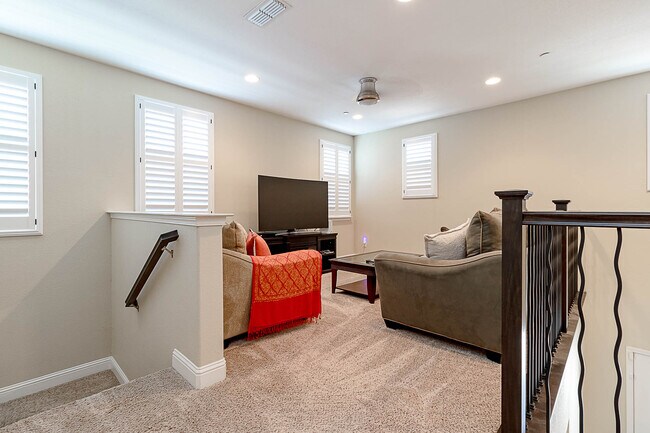 Building Photo - 582 Pasture Ave