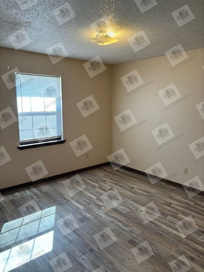 Building Photo - 5682 Crestwood Dr