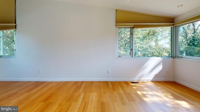 Building Photo - 213 E Raymond Ave