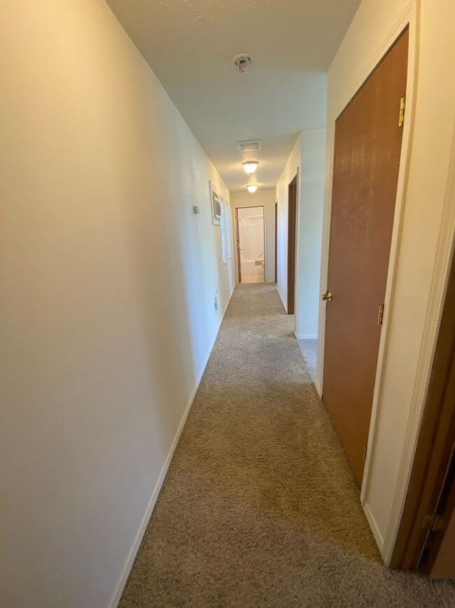 Building Photo - Don't miss this 4 Bedroom 1 1/2 Bath Northside Condo