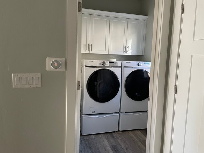 Building Photo - 865 S Aspen Wy