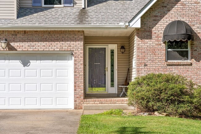 Building Photo - Pet Friendly Three Bedroom!