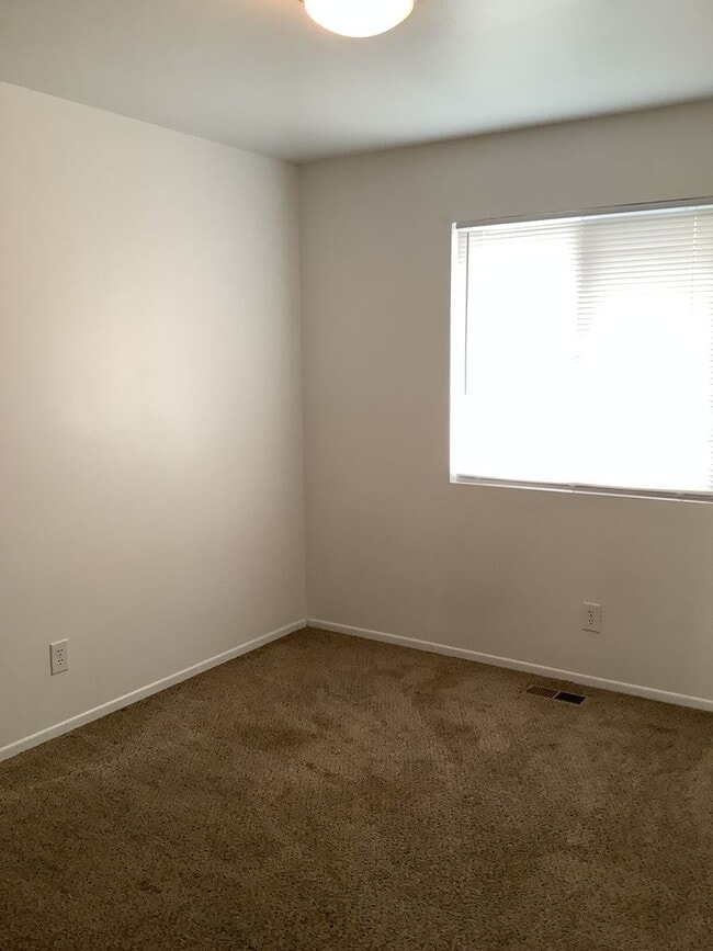 Building Photo - Spacious and bright 3-bedroom, 2-bathroom ...