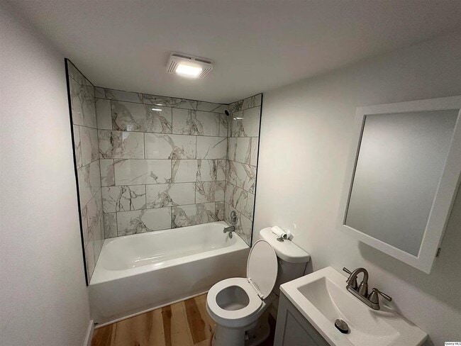 Building Photo - 836 Adams St