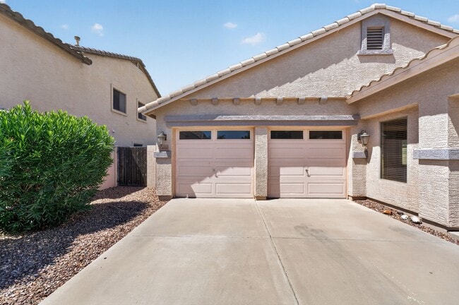 Building Photo - Spacious Gilbert Corner Lot Rental with 4 Bedrooms, Vaulted Ceilings & Private Backyard Retreat