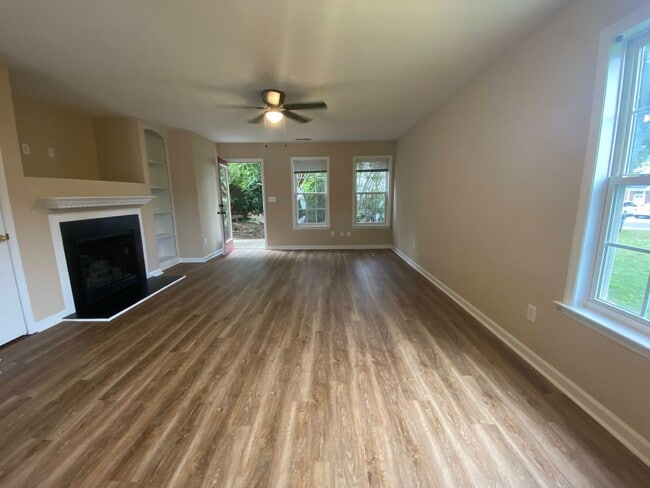 Building Photo - 2 bedroom duplex in Raleigh with ALL the a...