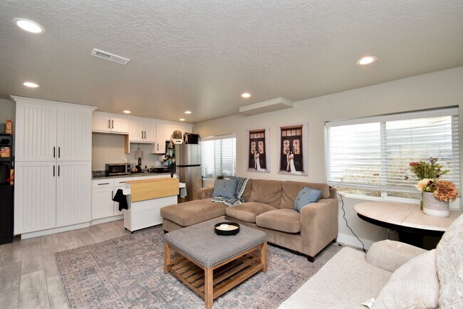 Building Photo - Spacious 5 Bed in Herriman Home in Prime Location!