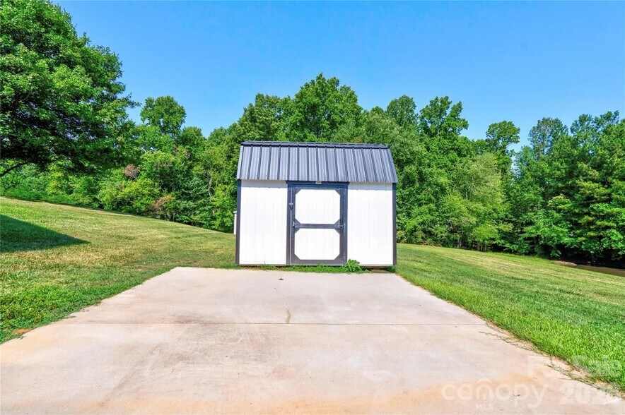 Building Photo - 3010 Eaker Dr