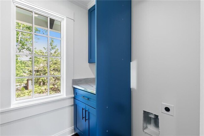 Building Photo - 1296 Hilton Dr